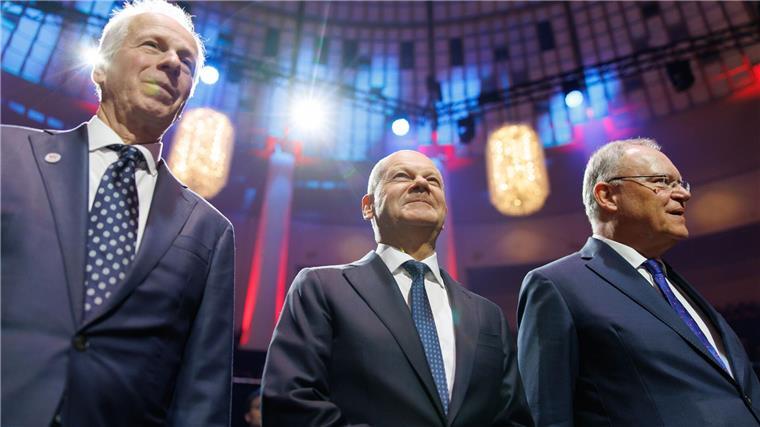 Seite an Seite: Kanadas Sondergesandter Stéphane Dion (v.l.), Kanzler Olaf Scholz und Niedersachsens Ministerpräsident Stephan Weil setzen auf mehr Zusammenarbeit.