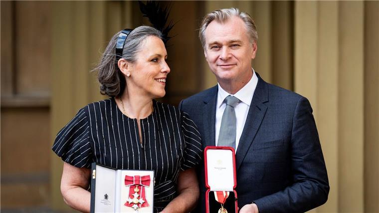 Erhebe Dich, Sir Christopher: Ehre für Regisseur Nolan Seite an Seite wurde das Paar für seine Verdienste um den Film ausgezeichnet.