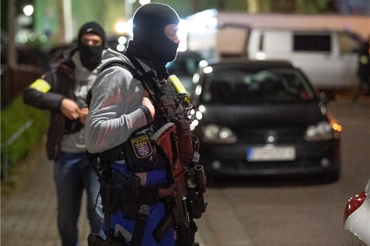 Mindestens elf Tote nach Gewaltverbrechen in Hanau SEK-Beamte sind in der Nähe eines Tatorts in Hanau im Einsatz.
