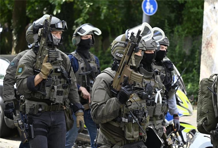 SEK-Einsatz in Buxtehude erfolgreich: Polizei entschärft Bedrohungslage. Ermittlungen zu gefährlichen Funden im Haus laufen. (Symbolbild)