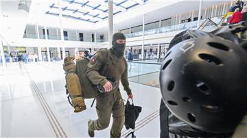 SEK-Einsatzkräfte gehen durch den niedersächsischen Landtag.