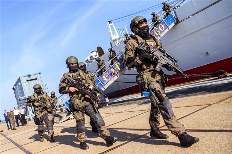 Polizei und Bundeswehr üben Terrorlage auf der Nordsee SEK-Einsatzkräfte verlassen die "Cap San Diego". Polizei und Bundeswehr üben den terroristischen Ernstfall auf der Nordsee.