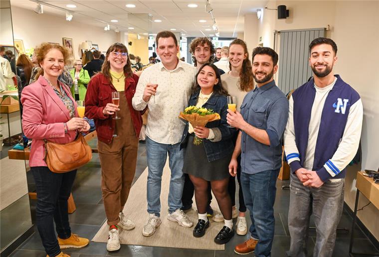 Retro-Klamotten erobern die Bremerhavener City: Das ist das neue Vintage-Geschäft „Zeitraum“ Sekt und Blumen zum Start: Das Geschäft "Zeitraum" hat eröffnet.