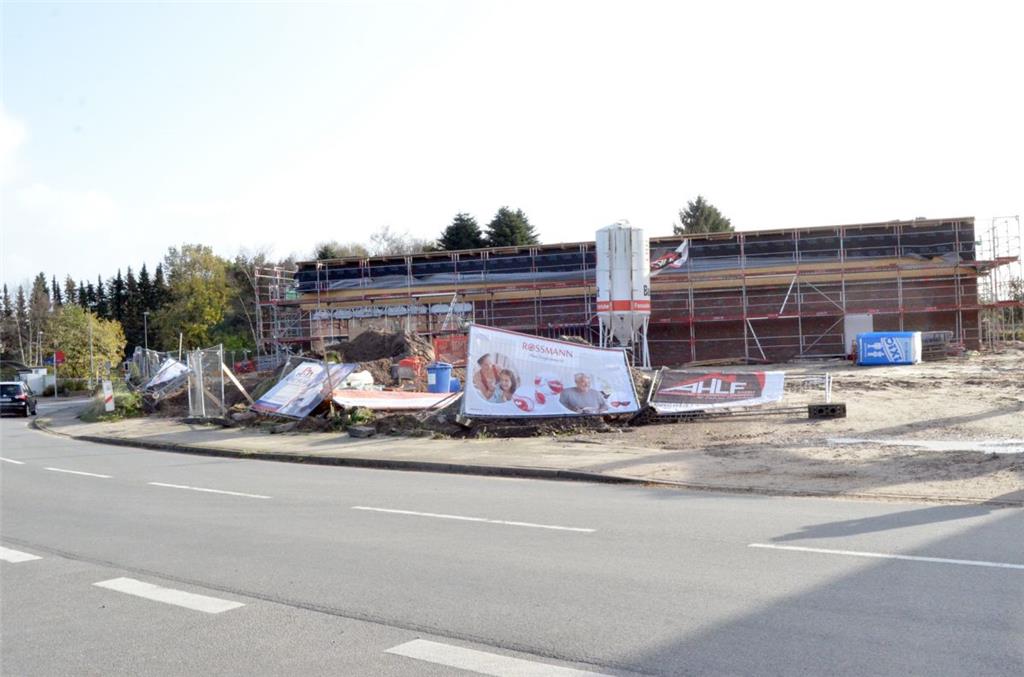 Selbst der stabile Bauzaun um den Neubau des Rossmann- Drogeriemarktes in Loxste...