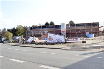 Selbst der stabile Bauzaun um den Neubau des Rossmann- Drogeriemarktes in Loxste...