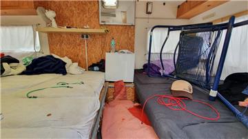 Selbst diesen komplett eingerichteten Wohnwagen ließen die Festivalbesucher steh...