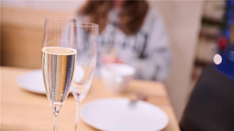 Selbst ein Gläschen Sekt ist schädlich - besonders für junge Menschen. (Symbolbild)