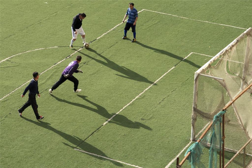 SELBST FUßBALL SPIELEN: Nein, der Gang von der Couch zum Kühlschrank zählt noch ...