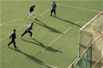SELBST FUßBALL SPIELEN: Nein, der Gang von der Couch zum Kühlschrank zählt noch ...