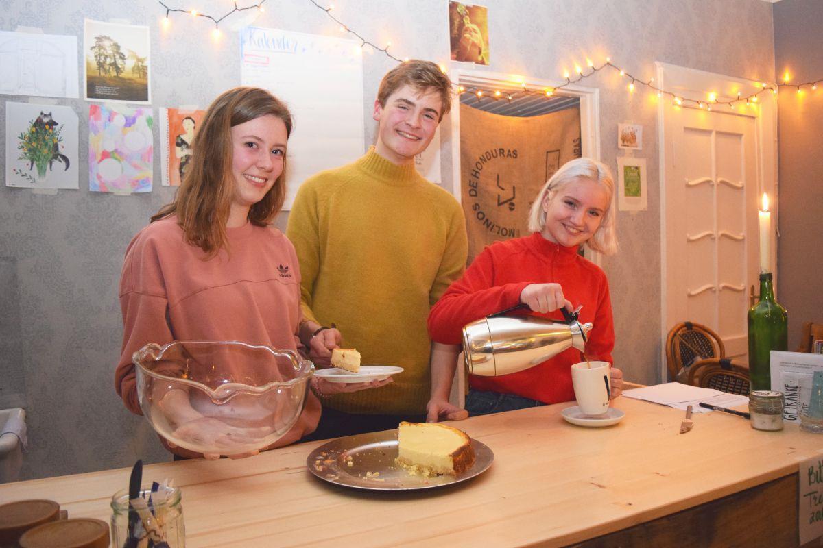 Schüler betreiben Pop-up-Store: Hier vertreibt Käsekuchen die Alltagssorgen Selbst gebauter Tresen, selbst gebackener Kuchen – quasi aus dem Nichts haben Linda Gundermann, Hauke Varoga und Linda Poppe (von links) ein Café aus dem Boden gestampft, Möbel, Teppiche, Pflanzen und Sponsoren gesammelt. Jeder Gast entscheidet hier selbst, wie viel er bezahlen möchte.