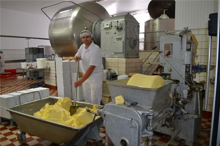 Molkerei Hasenfleet produziert wie zu Omas Zeiten Selbst in piekfeine Hamburger Hotels liefert die Molkerei Hasenfleet. Dafür bekommt die Butter, die im tradionellen Butterfass (hinten) hergestellt wird, eine spezielle Meersalz-Mischung verpasst. Foto Hansen
