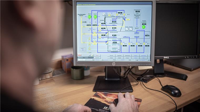 Krematoriumsmitarbeiter Thorsten Hülseberg überwacht in der Leitwarte des Bremerhavener Krematoriums den korrekten Ablauf jedes Einäscherungsprozesses am Computer.