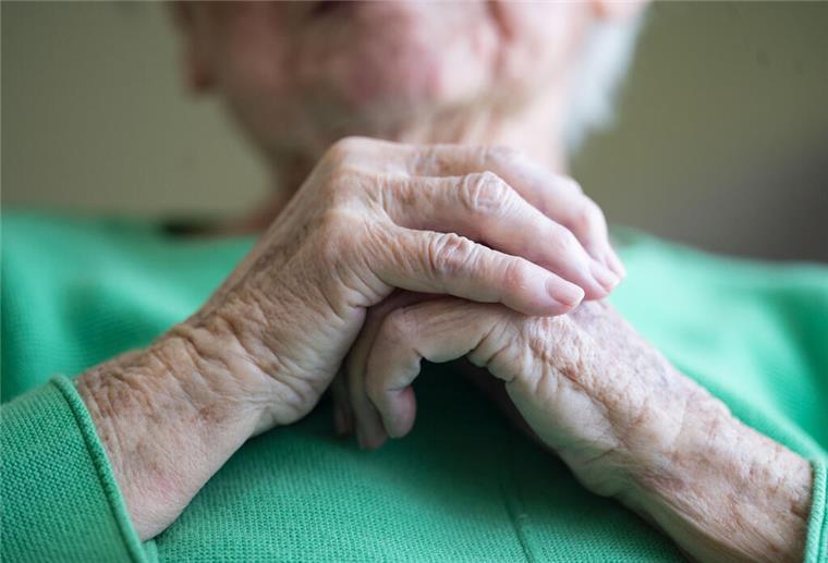 Bremen: Zuzahlungen für Pflege im Heim deutlich gestiegen Eine 100 Jahre alte Bewohnerin eines Seniorenhauses faltet ihre Hände