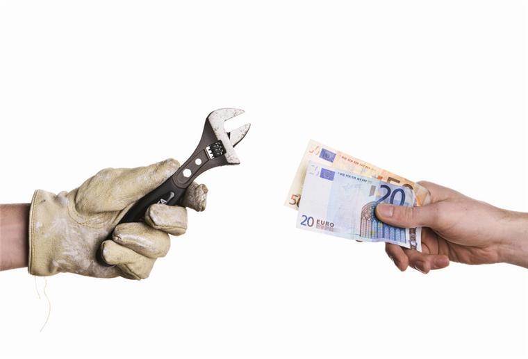 Reha, Rente, Riester-Zulage: Das alles bekommst du nur mit diesem Antrag Hand mit Zange (links) und Hand mit Geld (rechts): Selbständige wie zum Beispiel Handwerker können sich in den ersten fünf Jahren freiwillig rentenversichern lassen – und damit Anspruch auf viele Leistungen sichern. Jetzt entscheiden, später profitieren.