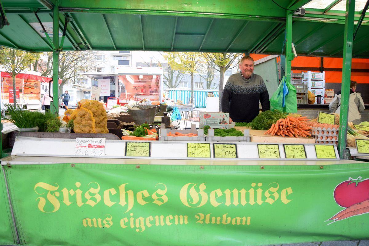 Selbsterzeuger und Händler Heino Breden ist am Sonnabend zum letzten Mal auf dem Geestemünder Wochenmarkt in Bremerhaven vertreten. Der 65-Jährige hat den Stand in der dritten Generation betrieben.