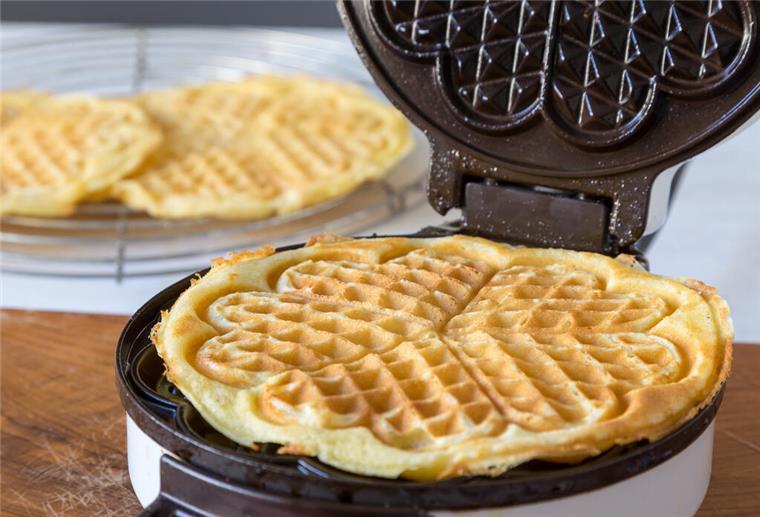 Waffeleisen mit Waffeln