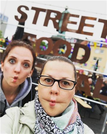 Selfietime: anagrotjohann fotografierte sich beim Streetfoodfestival auf dem The...