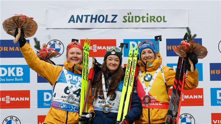 Grotian und Preuß im Sprint von Antholz auf dem Podest Selina Grotian (l) und Franziska Preuß (r) müssen nur einer den Vortritt lassen.