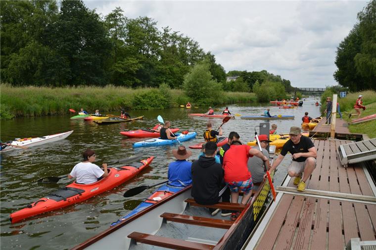 Tag des Wassersports lockt nach Bederkesa Selten herrscht soviel Betrieb auf Kanal und See.Beim Tag des Wassersports gab es reichlich Schnuppermöglichkeiten in unterschiedlichen Booten. Hier besetzt Thilo Mügge (rechts) das Drachenboot zum Törn mit Jugendlichen.