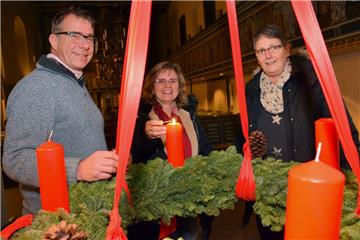 Selten sind die Kirchen so gut besucht wie an Heiligabend. Das ist auch in Blexen so. Pastor Dietmar Reumann-Claßen sieht sich dennoch gewappnet – denn er hat ein Team aus ehrenamtlichen Küstern an seiner Seite. Dazu gehören unter anderem Sylke Bohlen (Mitte) und Birgit Brau.