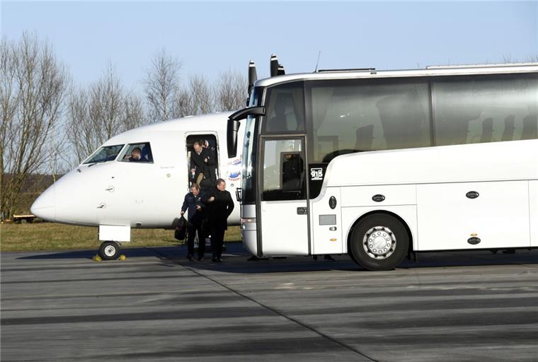 Seltenes Bild: Per Charterflieger sind die Adler Mannheim zum DEL-Spiel bei den Fischtown Pinguins angereist. Nach der Landung in Nordholz ging es per Bus nach Bremerhaven weiter. 