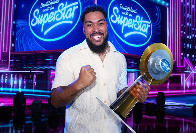 DSDS-Gewinner Sem Eisinger singt in Bremer Einkaufszentrum Sem Eisinger ist Superstar 2023.
