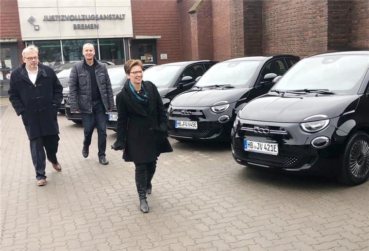 Senatorin Claudia Schilling gemeinsam mit Staatsrat Björn Tschöpe (links) und dem Leiter der JVA Bremen, Hans-Jürgen Erdtmann, bei der Übergabe der neuen E-Fahrzeuge.