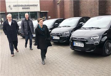 Senatorin Claudia Schilling gemeinsam mit Staatsrat Björn Tschöpe (links) und dem Leiter der JVA Bremen, Hans-Jürgen Erdtmann, bei der Übergabe der neuen E-Fahrzeuge.