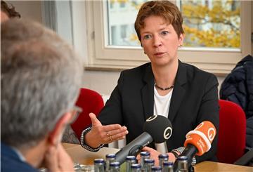 Senatorin Dr. Claudia Schilling hält die Studienangebote Physician Assistant und Soziale Arbeit für wichtig, um Fachkräfte für die Region zu sichern.