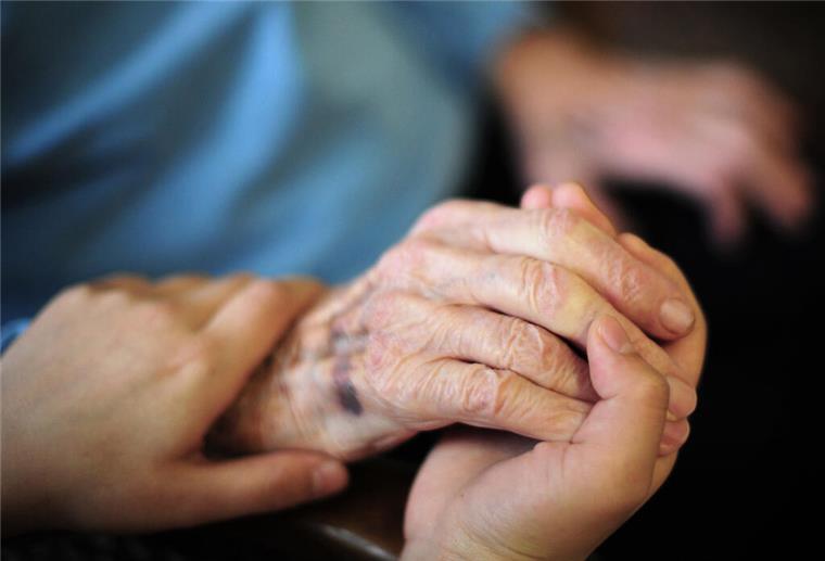 Über 1500 Euro jährlich: Diese Pflege-Entlastung lassen viele liegen Eine jüngere Person hält die Hand einer älteren Person. Senioren können monatlich einen Entlastungsbetrag von 131 Euro erhalten und diesen beispielsweise für Hilfe im Haushalt ausgeben.