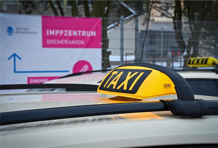Impfzentrum: Kostenloses Taxi-Angebot für Senioren Taxi vor dem Corona-Impfzentrum in Bremerhaven.