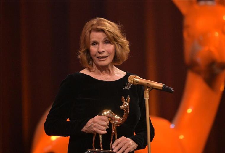 Glanz, Glamour und Politik bei den Bambis Senta Berger erhielt den Bambi für ihr Lebenswerk.