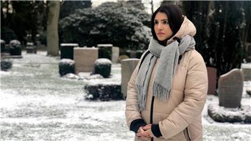 Seren Gören steht auf dem Ohlsdorfer Friedhof in Hamburg. Friedhöfe haben sie schon immer fasziniert.