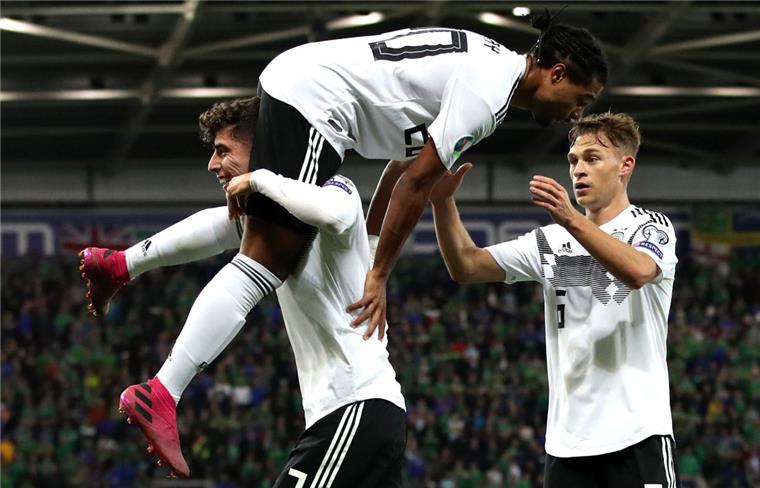 Serge Gnabry (oben) jubelt über das Tor zum 2:0 mit seinen Teamkollegen Kai Havertz (links) und Joshua Kimmich.