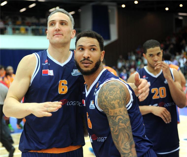 Sergio Kerusch (rechts, mit Sven Schultze zu gemeinsamen Eisbären-Zeiten) ist möglicherweise an Krebs erkrankt. 