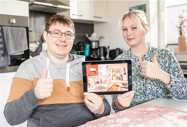 Daumen hoch: Neue Möbel für unser Traumhaus Serie „Unser Traumhaus - wir packen’s an“: Yvonne und Marvin Holst bewerten verschiedene Einrichtungsgegenstände nach persönlicher Empfindung. Foto: Hartmann