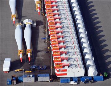 Serienweise produzierte Turbinen und Rotorblätter für Offshore-Windräder – das sollte die Zukunft für Bremerhaven sein.  Luftfoto Scheer