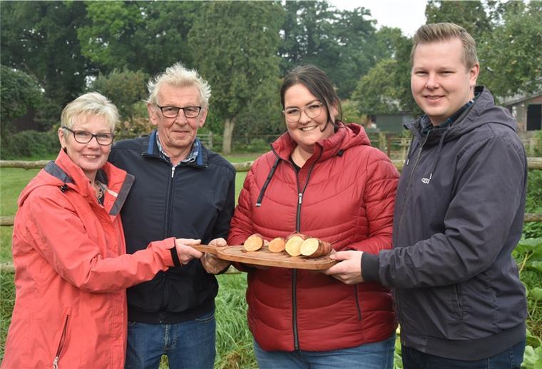 Bauern steigen in den Süßkartoffelanbau ein Vier Personen halten ein Brett mit Süßkartoffeln in den Händen.