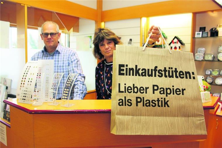 Rossmann schafft Gratis-Plastiktüten ab - und Beverstedt findet es gut Setzen eher auf schöne Papiertüten: Die Kaufleute Benno und Angela Kruse in ihrem Geschäft in Beverstedt. Foto Gehrke/Montage Gausmann