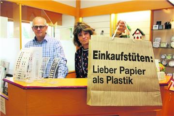 Setzen eher auf schöne  Papiertüten: Die Kaufleute Benno und Angela Kruse in ihrem Geschäft in Beverstedt.  Foto Gehrke/Montage Gausmann