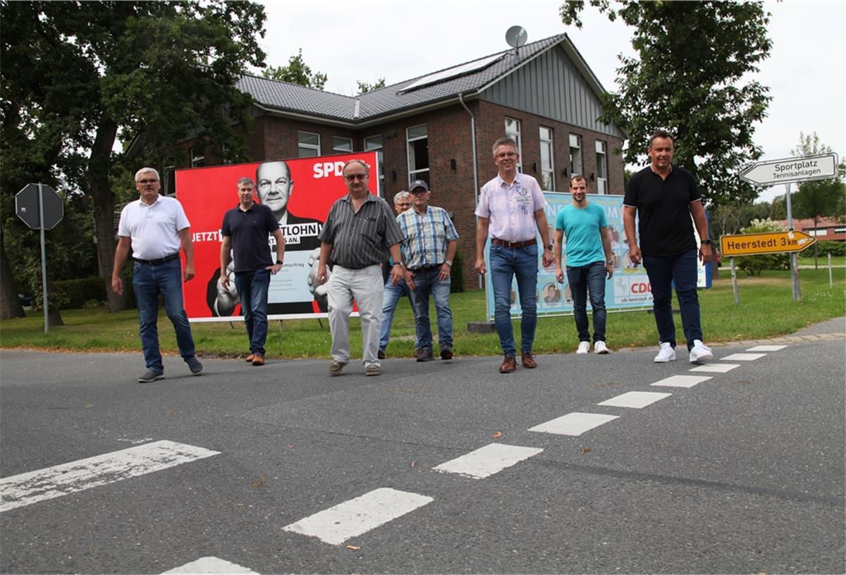 Setzen ein Zeichen gegen Vandalismus im Zusammenhang mit Wahlplakaten: Bernd Beckmann (CDU Beverstedt), Lars Behrje (CDU Loxstedt), Martin Eckardt (SPD Hagen), Ralf Wolter (SPD Schiffdorf), Gerhard Tienken (SPD Beverstedt), Thorsten Ohlandt (CDU Schiffdorf), Christoph Werde (CDU Hagen), Oliver Lottke (SPD Loxstedt)