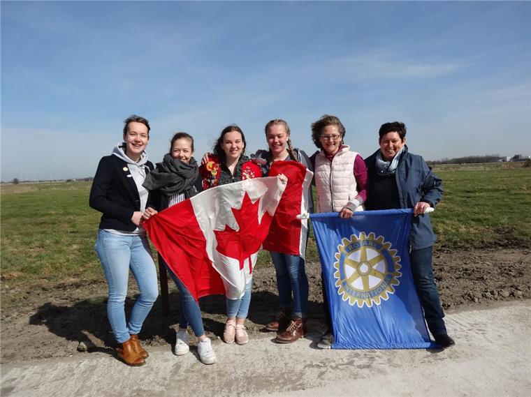 Wenn das Fernweh ruft: Rotarier aus Brake helfen weiter Setzen große Stücke auf das Austauschprogramm des Rotary-Clubs (von links): Annika Heinemann, Nane Renken , Axcel-Marry Foster, Pauline Matthes (alle Teilnehmer), Jutta Grube (Rotary-Jugenddienstlerin) und Marita Blank-Matthies (Vertrauensperson für die Gastschüler).