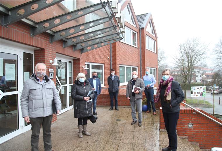 Setzen sich dafür ein, dass jeder Landkreisbewohner in seiner Gemeinde geimpft werden kann und nicht extra nach Cuxhaven fahren muss (von links): Harald Sommerfeld (Seniorenvertreter Beverstedt), Erika Diehl (Seniorenvertreterin Gemeinde Schiffdorf und Landkreis), Bürgermeister Andreas Wittenberg (Gemeinde Hagen), Arnold Plesse (Seniorenvertreter Lunestedt), Detlef Haese (Seniorenvertreter Gemeionde Hagen), Bürgermeister Guido Dieckmann (Gemeinde Beverstedt), Käte Heins (Seniorenvertreterin Gemeinde Beverstedt). Foto: Gehrke