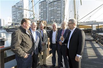 Setzen sich für die Sanierung der "Seuten Deern" ein (von links): SPD-Bundestagskandidat Uwe Schmidt, Artur Beneken und Werner Lüken vom Arbeitskreis zur Rettung des Schiffes, SPD-Bundestagsabgeordneter Uwe Beckmeyer, Konrad Otten vom Schiffahrtsmuseum und ihr Gast, der SPD-Haushaltsexperte Johannes Kahrs.