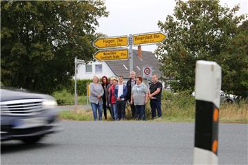 Setzen sich für eine Geschwindigkeitsbeschränkung an der Landesstraße 134 auf dem Abschnitt an der Kreuzung Langenfelde/Immenberg ein (von links): Kerstin Prigge, Mareike Thöben, Karin Völling, Carola Bothe, Lukas Bothe, Reiner Theilmann, Anke Marwede und Jörg Marwede.