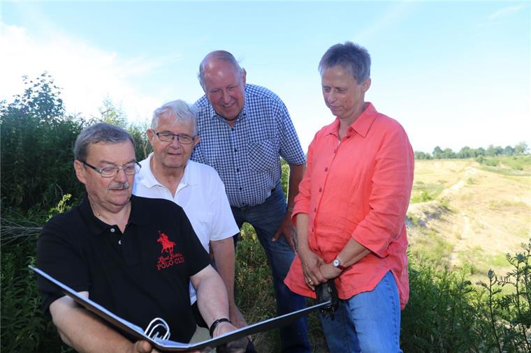 Bürgerinitiativen machen gegen Deponie in Driftsethe mobil Setzen sich gemeinsam gegen die geplante Deponie ein (von links): Heino Fromme, Bernd Ricker, Hans-Joachim Nieschlag (alle BI Driftsethe) und Karla Mombeck (BI MUT).