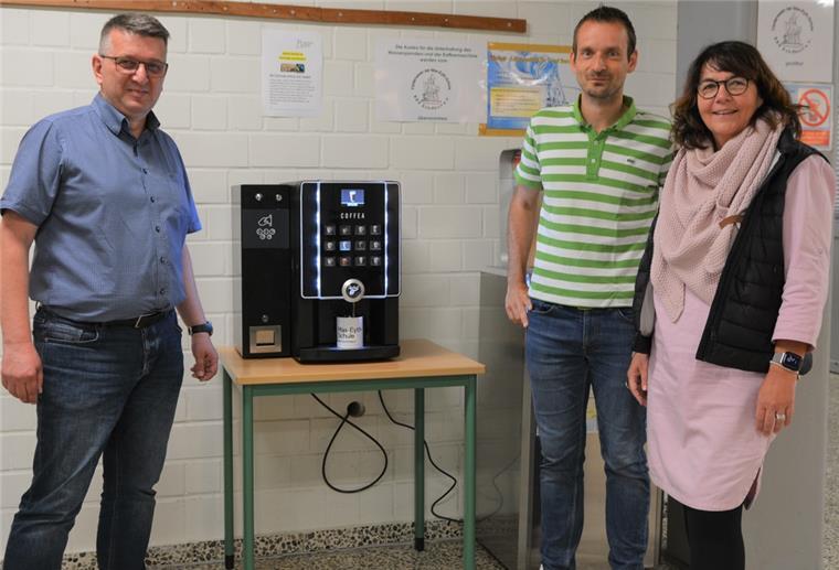 BBS Schiffdorf: Auf dem Weg zur Fairtrade Schule Setzen sich gemeinsam mit Kollegen und Schülern dafür ein, Fairtrade Schule zu werden: Schulleiter Ralf Biallas (von links), sein Stellvertreter Axel Martin und Lehrerin Stefanie Uhe.