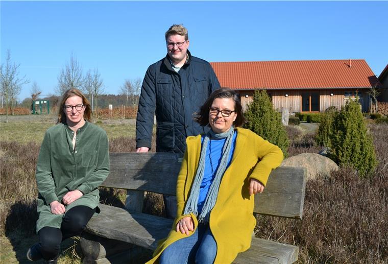 Neues Rathaus-Duo für mehr Naturschutz in Schiffdorf Setzen voll auf Natur und Umwelt: Die beiden neuen "Naturschutzbeauftragten" im Rathaus Melanie Koch (links) und Ina Kroisandt sowie Schiffdorfs Bürgermeister Henrik Wärner.