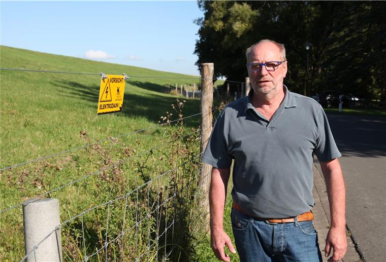 Ärger über Wolfszaun-Projekt am Deich in Rechtenfleth Setzt sich gegen den Zaun ein: Anwohner Herbert Otten in Rechtenfleth sieht viele Nachteile durch das bis zu 1,50 Meter hohe Bauwerk, das dem Herdenschutz dienen soll.