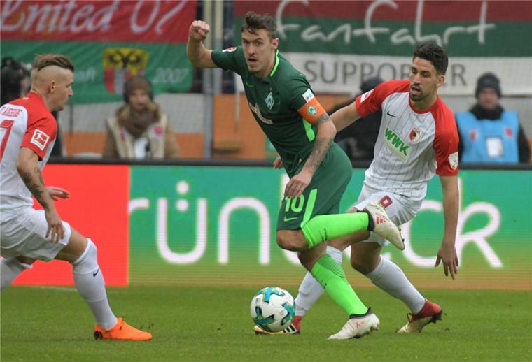 Setzte den Bremer Schlusspunkt in der Partie gegen Augsburg: Werder-Kapitän Max Kruse (Mitte) schoss  in der 82. Minute das Tor zum 3:1. 